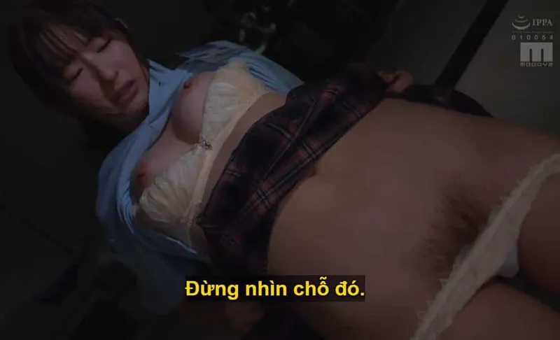 Ông chủ mưu tính "làm tình" cô nhân viên dưới quyền kiêu kỳ lười nhác, suốt ngày chỉ chăm chăm chat chit với người yêu.